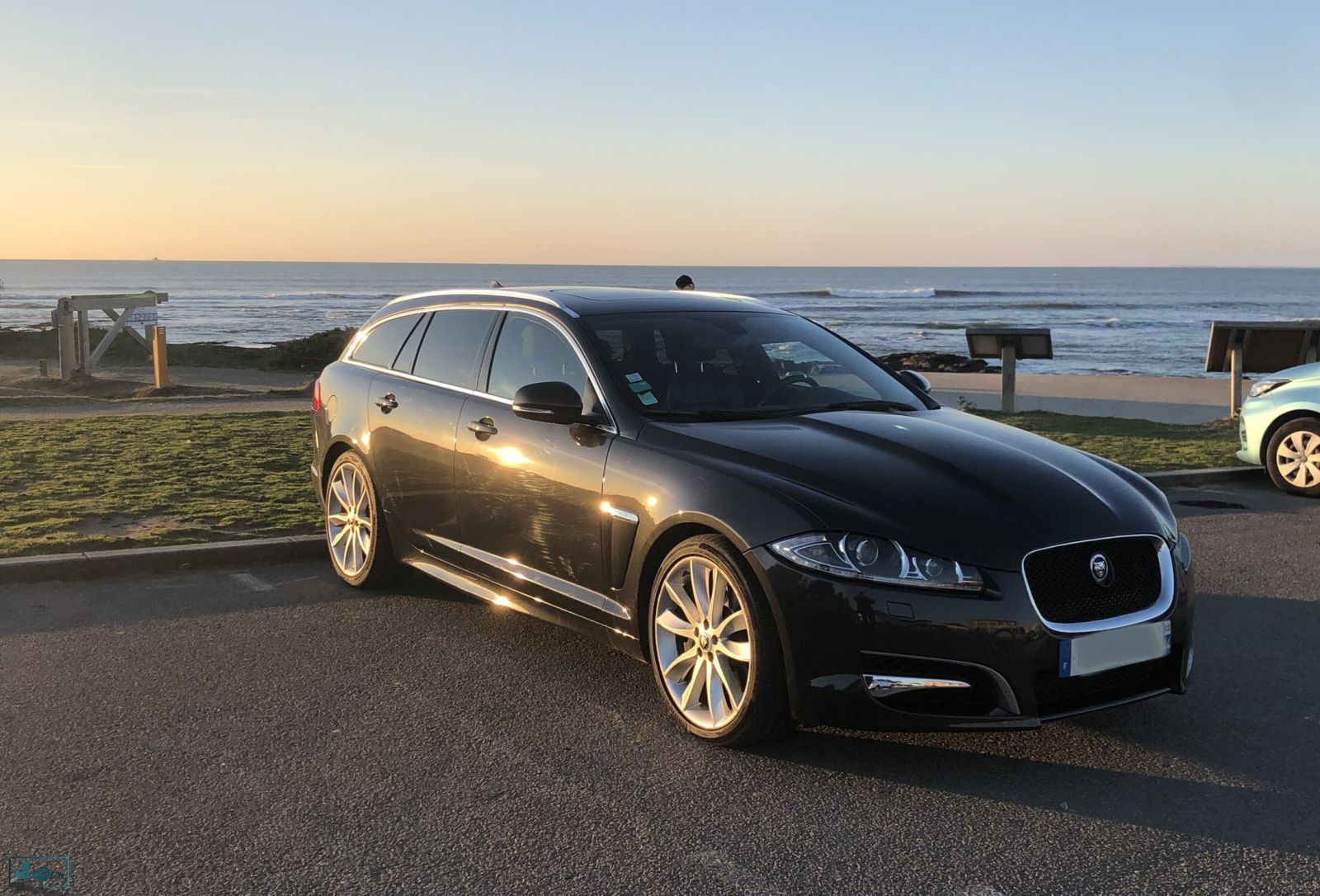 Jaguar XF break noire 44