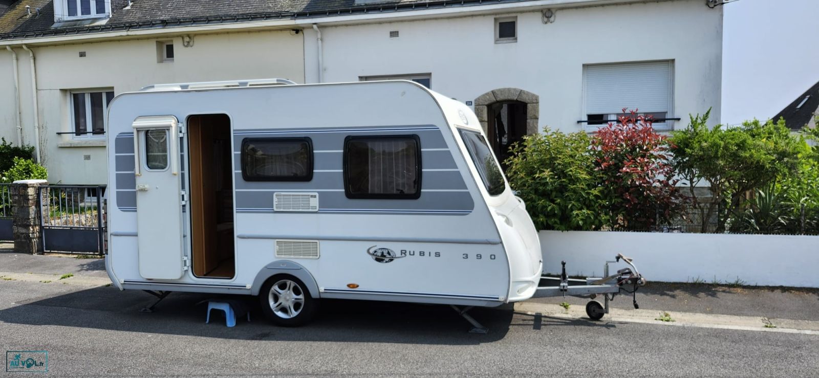 Vol caravane rubis 390